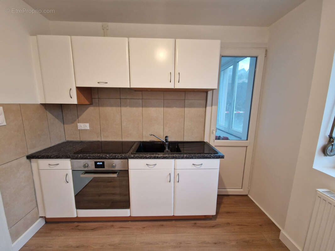 F3 entièrement rénové avec loggia et cave - photo 6