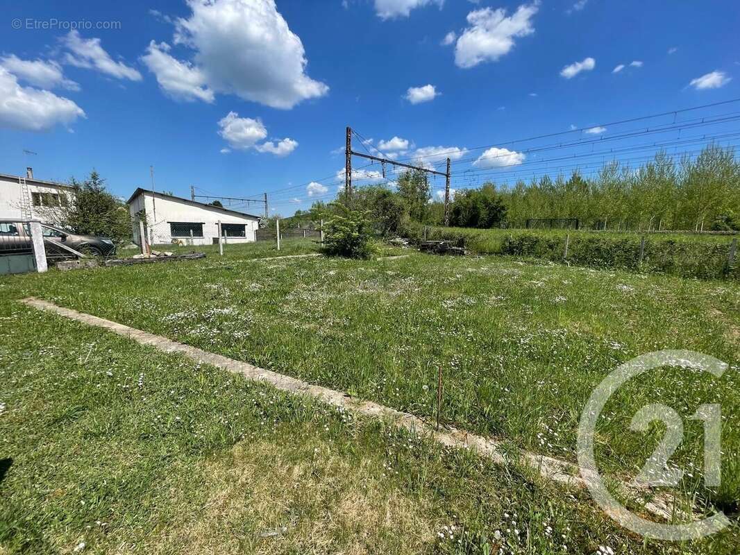 Terrain à VILLENEUVE-SUR-YONNE