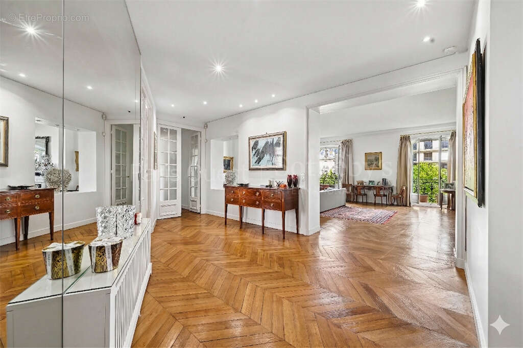 Appartement à PARIS-16E