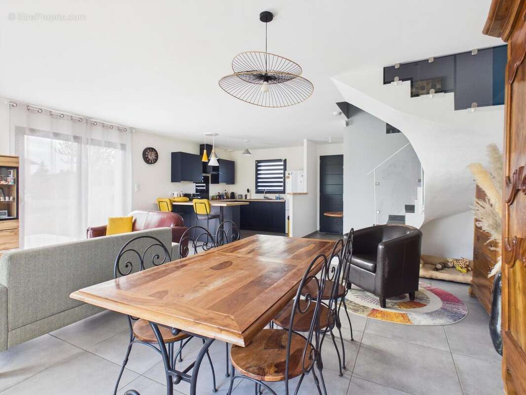 Maison 95 m² à Amberieux  - photo 2