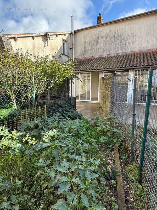 Maison à BLANQUEFORT-SUR-BRIOLANCE