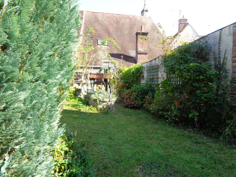 Maison à vendre 4 pièces BLENEAU (89) Maison au cœur du village de Bléneau, jardin et garage - photo 2