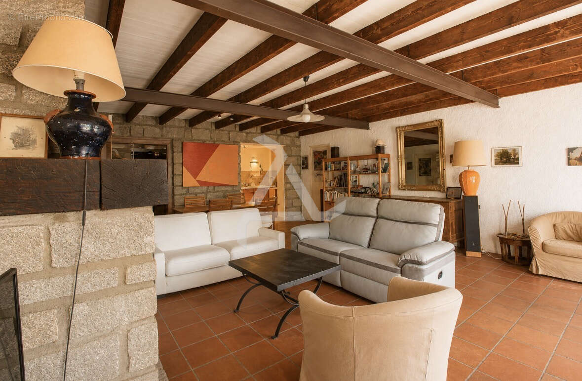 Maison t7 en pierre de taille granite à 15 mn au sud porto-vecchio - photo 5
