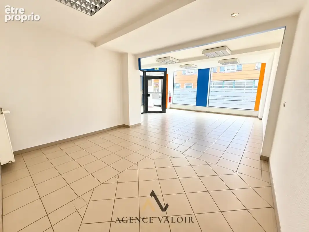 Local commercial TBE 215m2, double entrée, séparable - photo 4