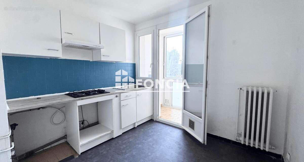 Beaux volumes et fort potentiel pour ce 79 m² avec double séjour, garage, parking et cave - photo 5
