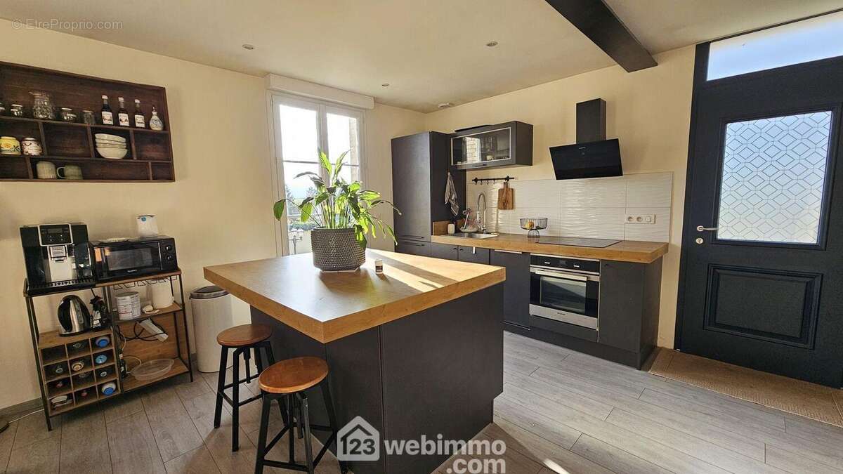 Une cuisine toute neuve de 8 m² très fonctionnelle. - Maison à MILLY-LA-FORET