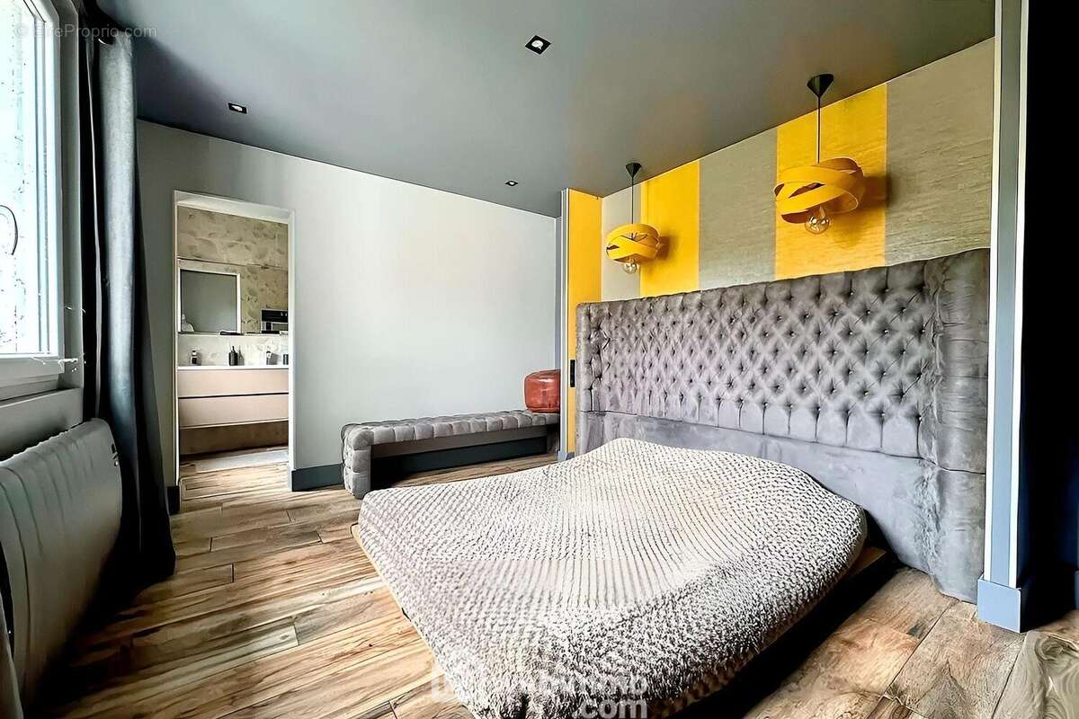 Chambre avec Salle d&#039;eau et WC - Maison à CHALONNES-SUR-LOIRE