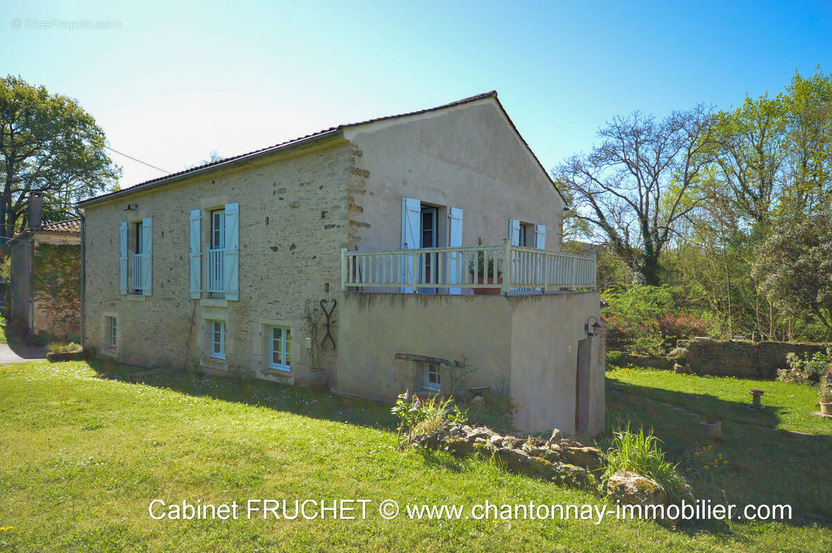 Maison à BAZOGES-EN-PAREDS