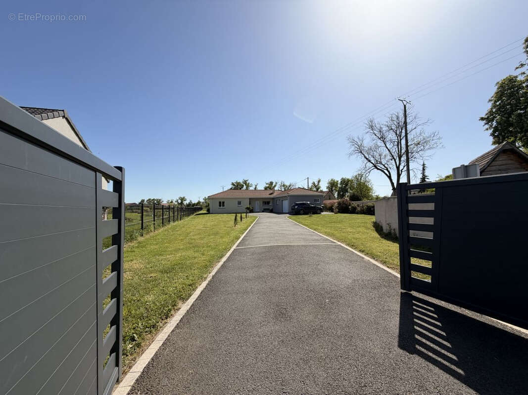 Maison à ESPINASSE-VOZELLE