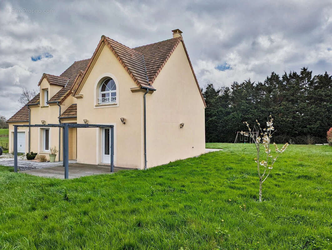 Maison à LA QUEUE-LES-YVELINES