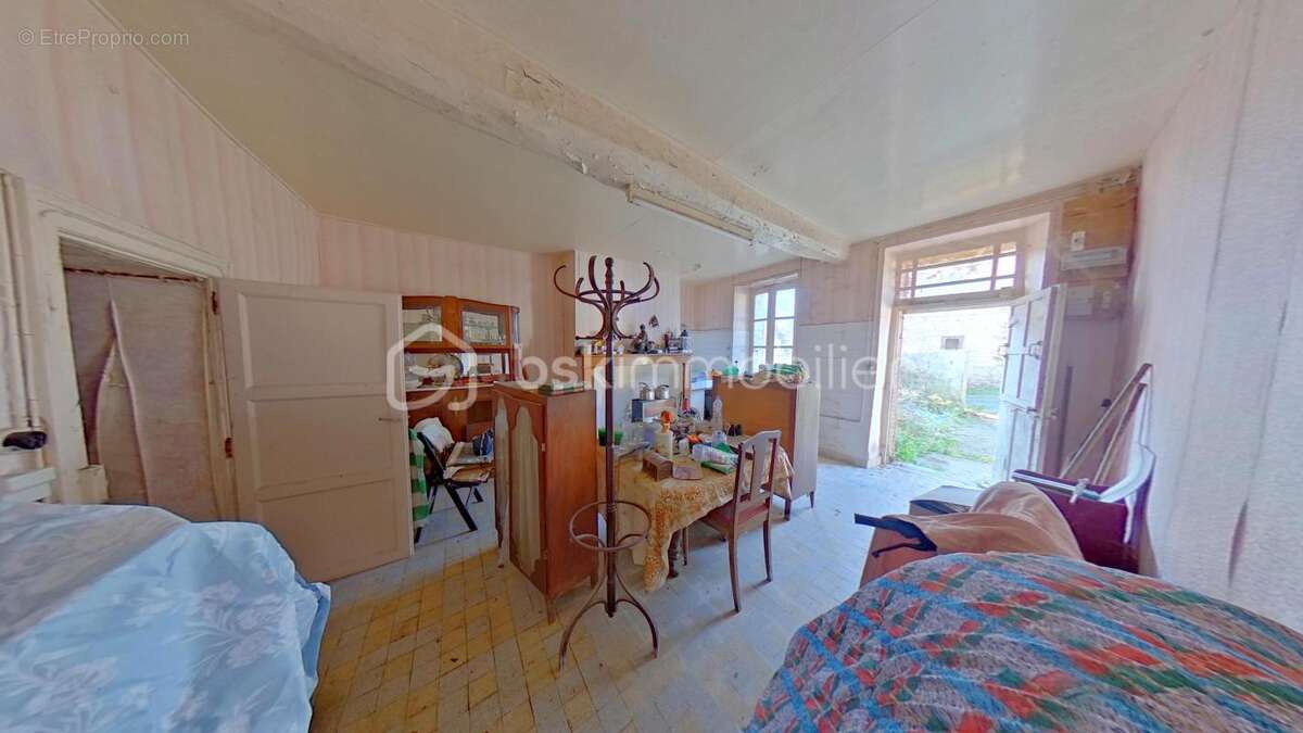 Maison Ancienne à rénover avec une grange et une cour 178 m² de terrain - photo 2