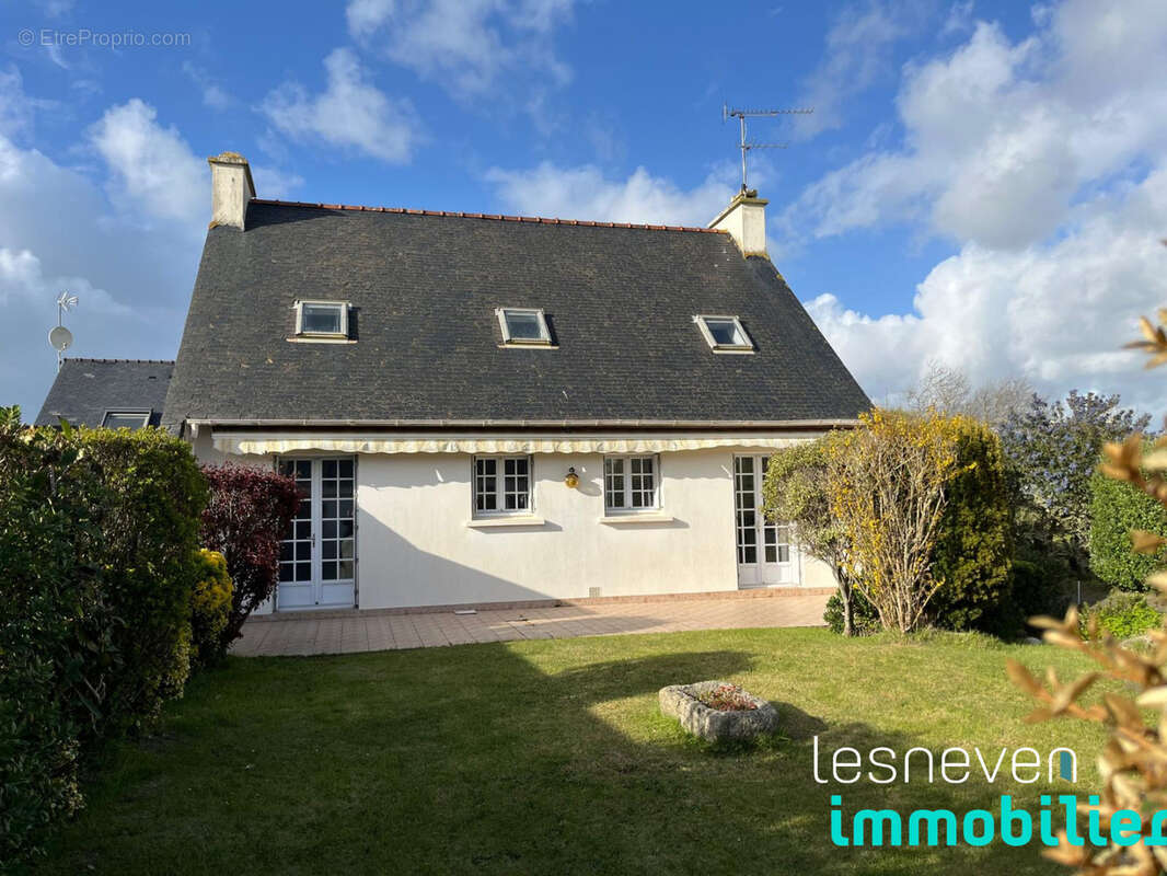 Maison à LAMPAUL-PLOUARZEL