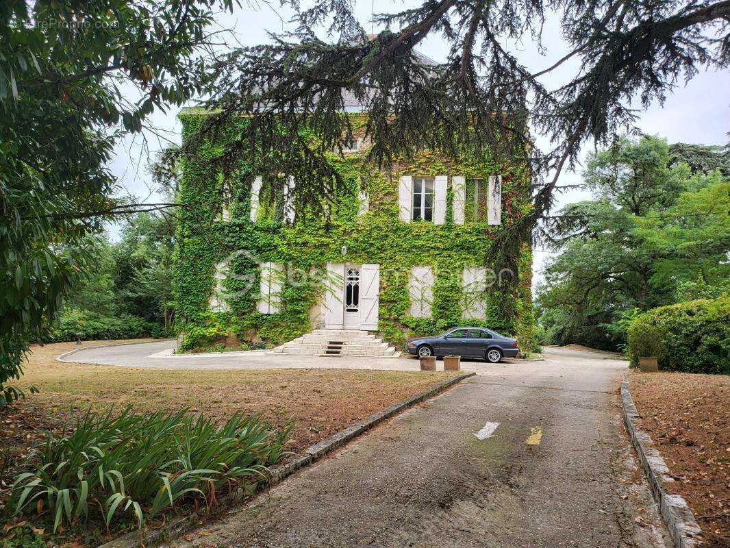 Chateau 32 pieces+dependances - propriete 9 hectares- jardin - photo 3