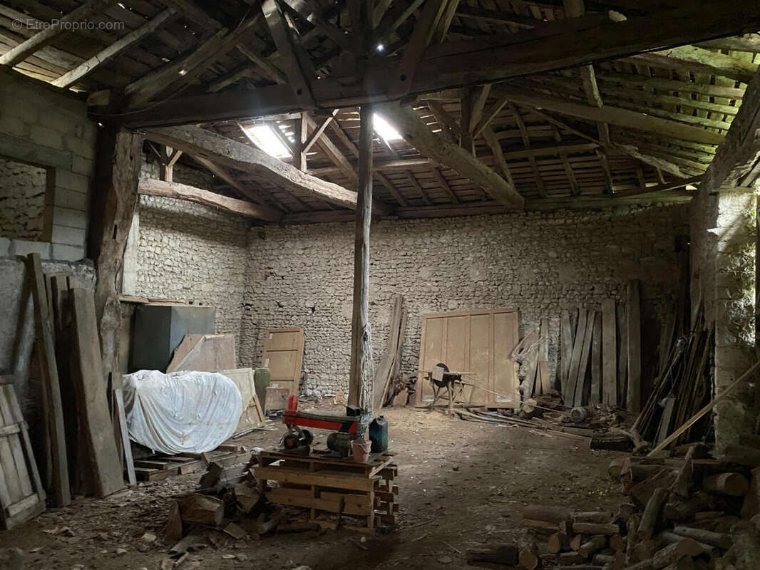 9 - Maison à SAINT-LAURENT-DES-COMBES