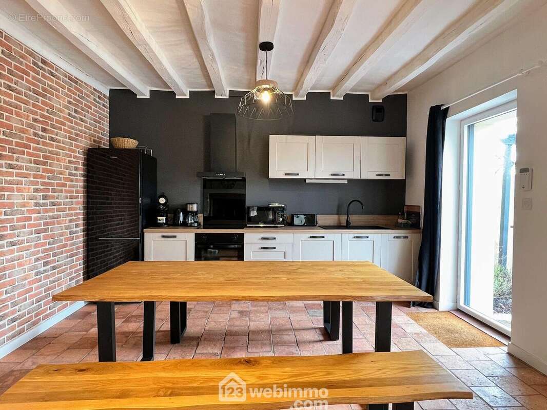 ... et d'une cuisine entièrement aménagée et équipée avec espace repas. - Maison à CHALONNES-SUR-LOIRE