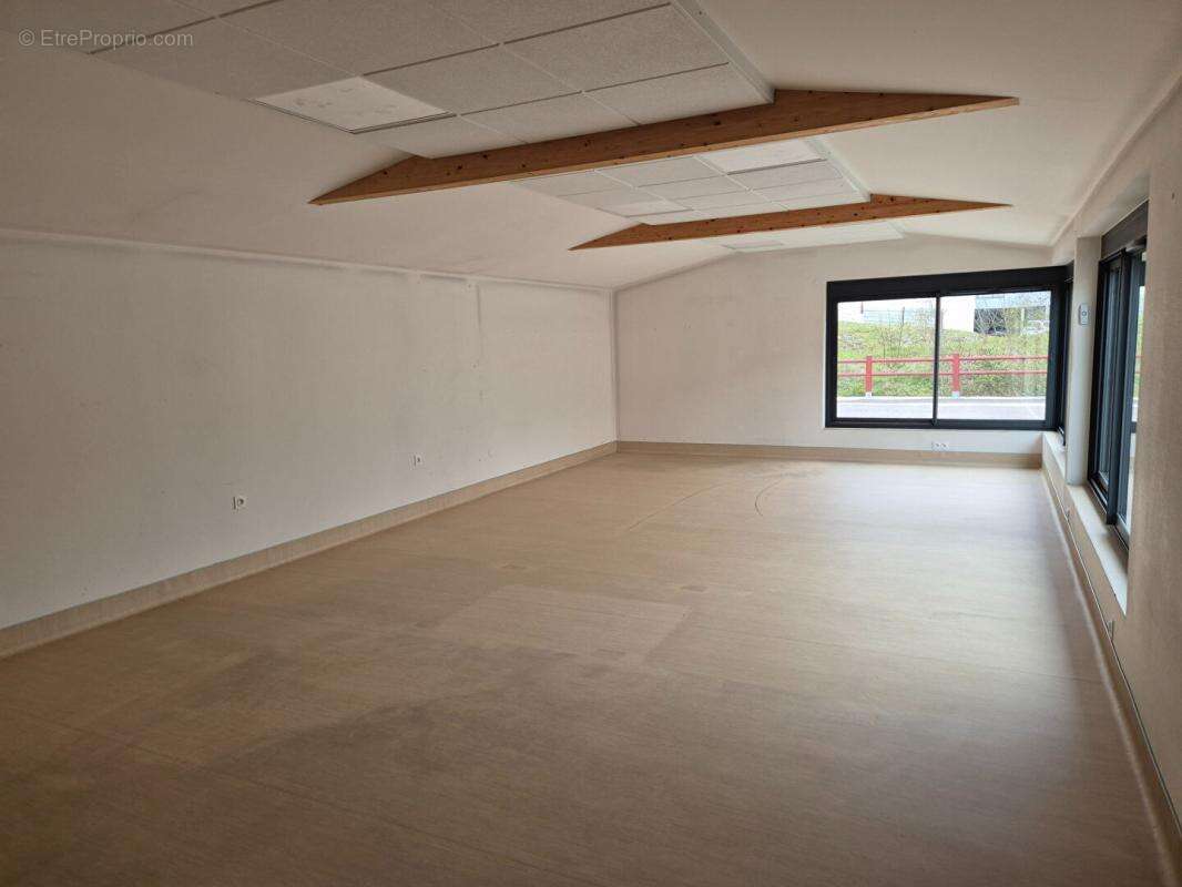 Maison plain pied de 280 m2 sur 613 m2 de terrain clos avec piscine couverte - photo 5
