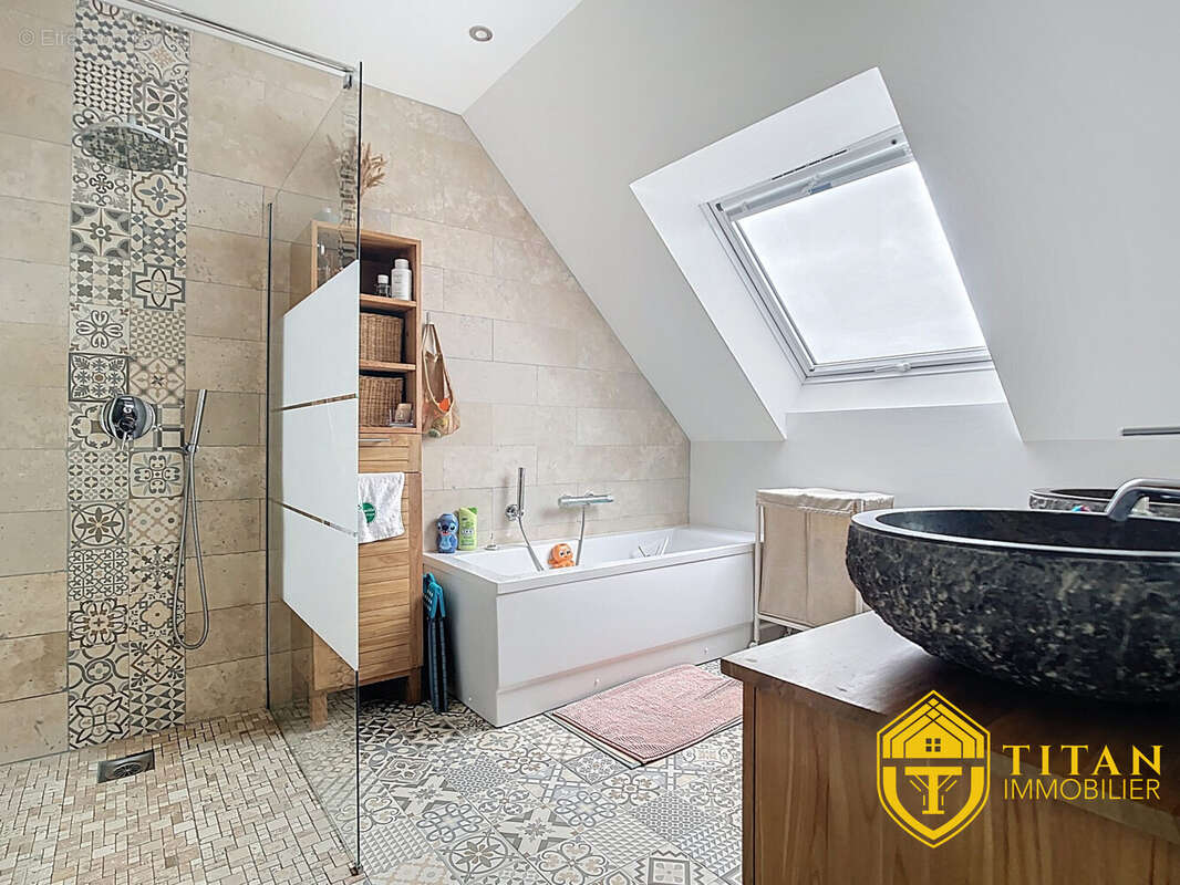 Maison individuelle 3 chambres, jardin, garage. Titan immobilier - Maison à CRAYWICK