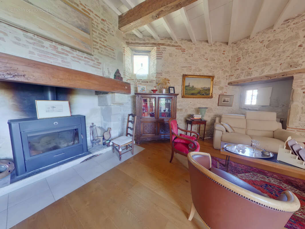 Bâtisse de construction d'origine de 1677 Terrain - photo 7