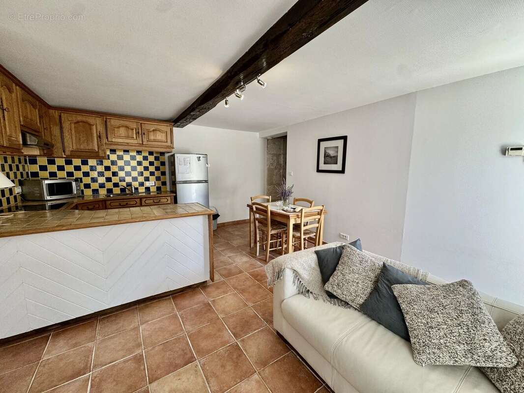 Charmante propriété en pierre avec un potentiel d'investissement avec une piscine - photo 9