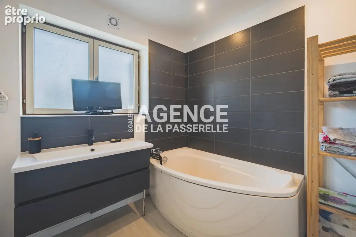 Maison rénovée de 118m2, 4 chambres, jardin et piscine. - photo 36