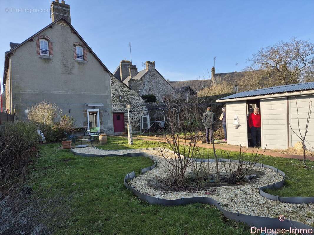 Maison à AMBRIERES-LES-VALLEES