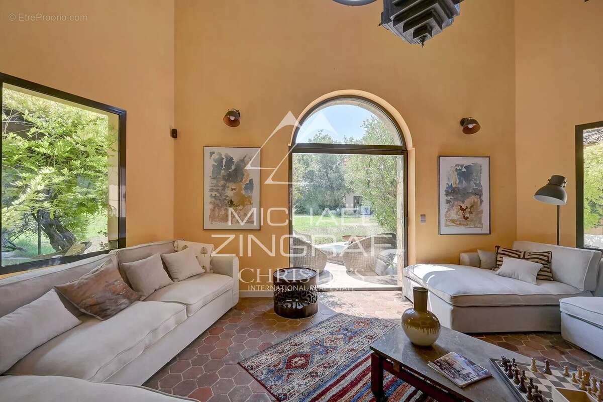 À quelques minutes du cœur d'Aix-en-Provence – Propriété d'exception de 12 pièces de 650 m² sur 1,2 hectares - photo 6