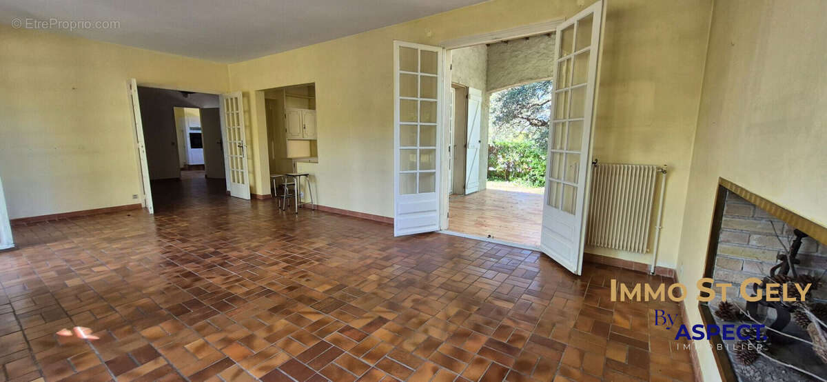Maison à SAINT-CLEMENT-DE-RIVIERE