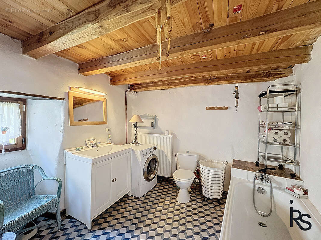 Dans un hameau typique, un ensemble immobilier de 3 maisons avec 8300 m2 de terrain et une vue splendide. - photo 12