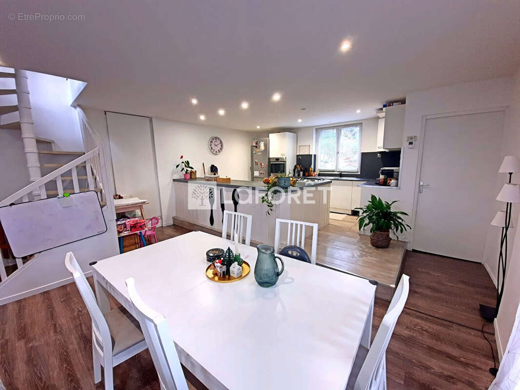 Appartement à SAINT-JEAN-BONNEFONDS