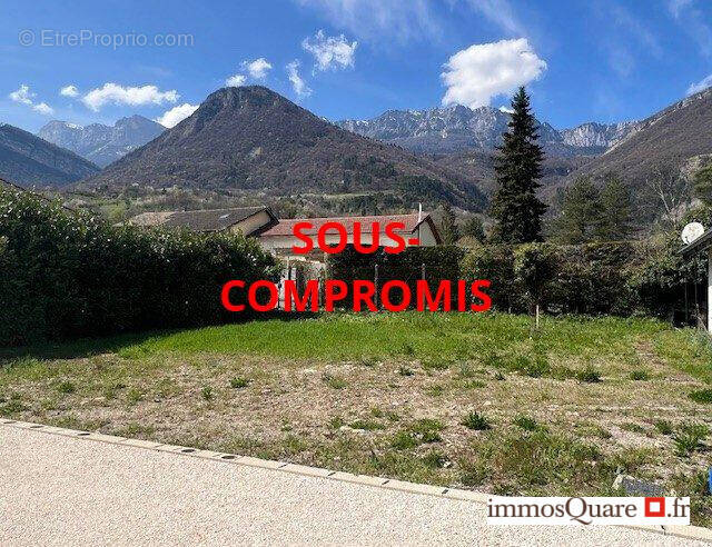 Terrain à LA TERRASSE