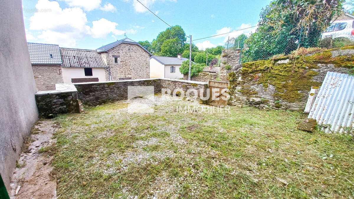 Maison à SALLES-CURAN