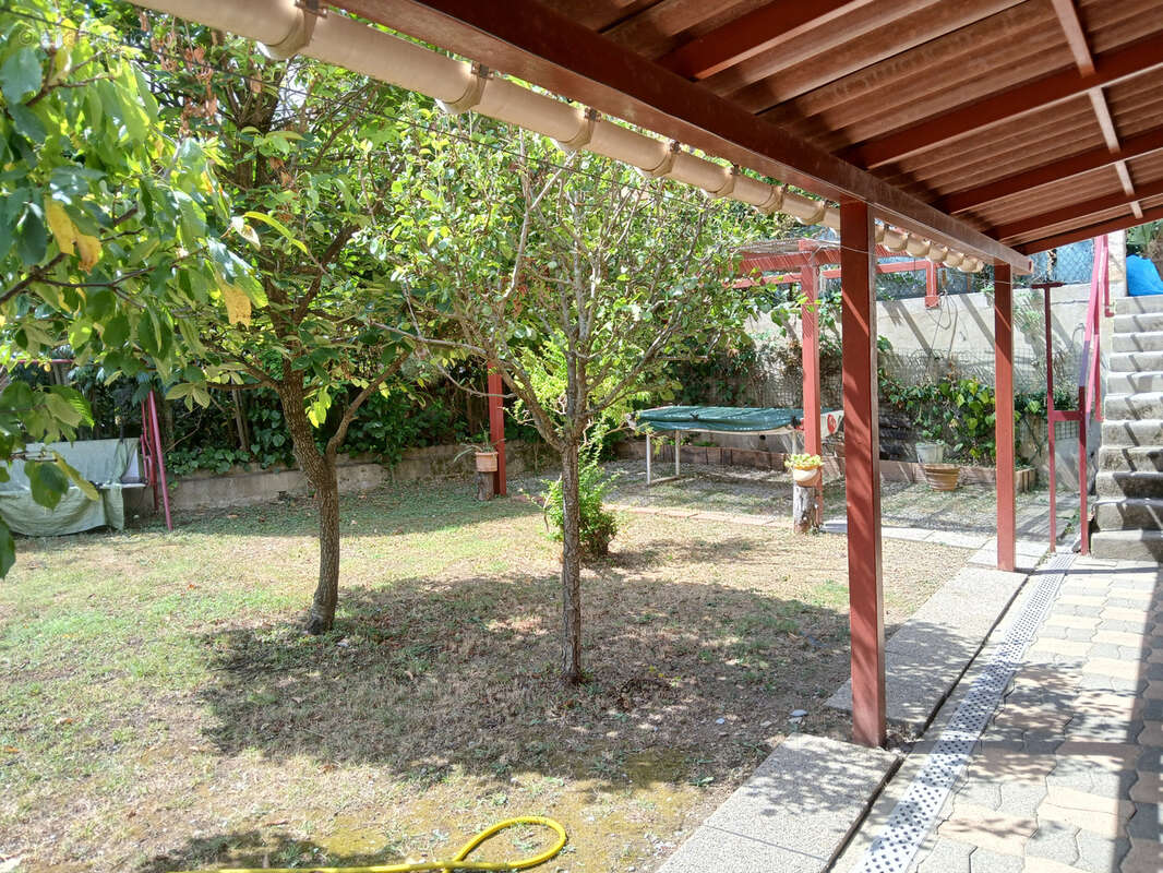 Villa sur 3 faces , 3 niveaux, 5 chambres , 2 bains, jardin , garage et parking. - photo 5