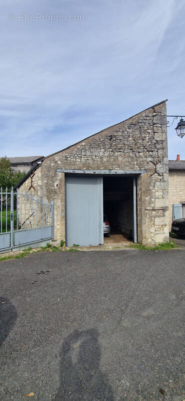 Parking à FAYE-LA-VINEUSE