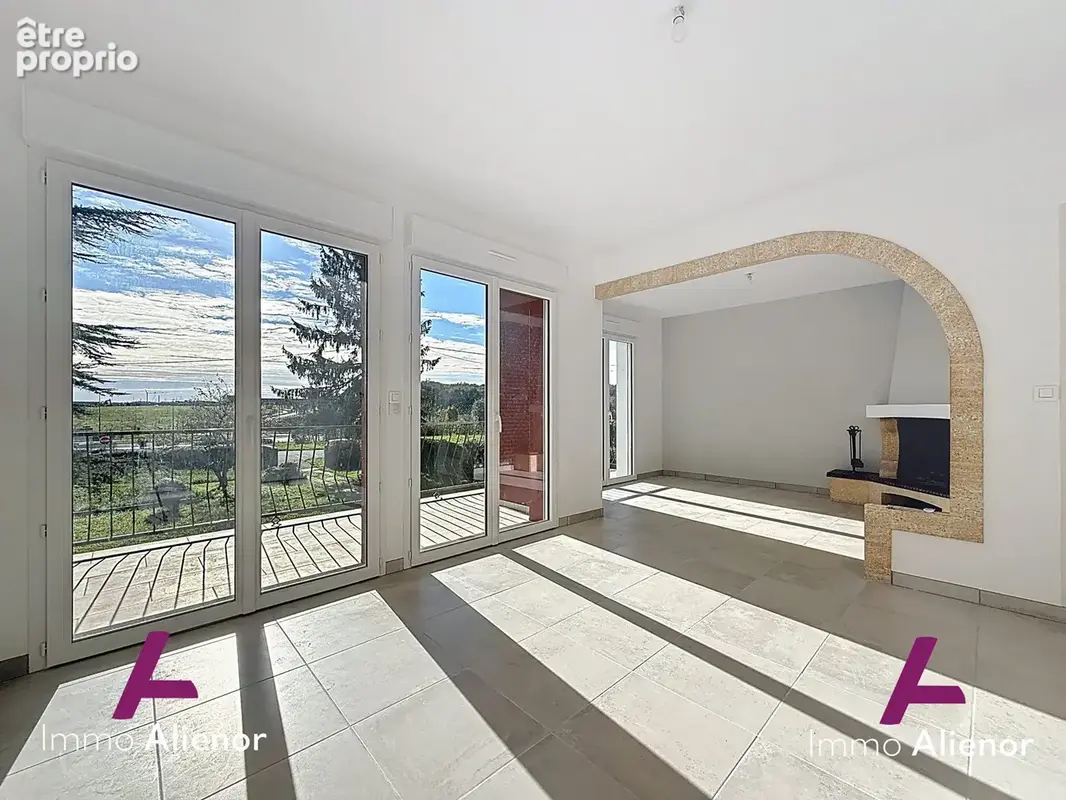Maison 164 m² à Saint-Georges-Des-Coteaux  - photo 2