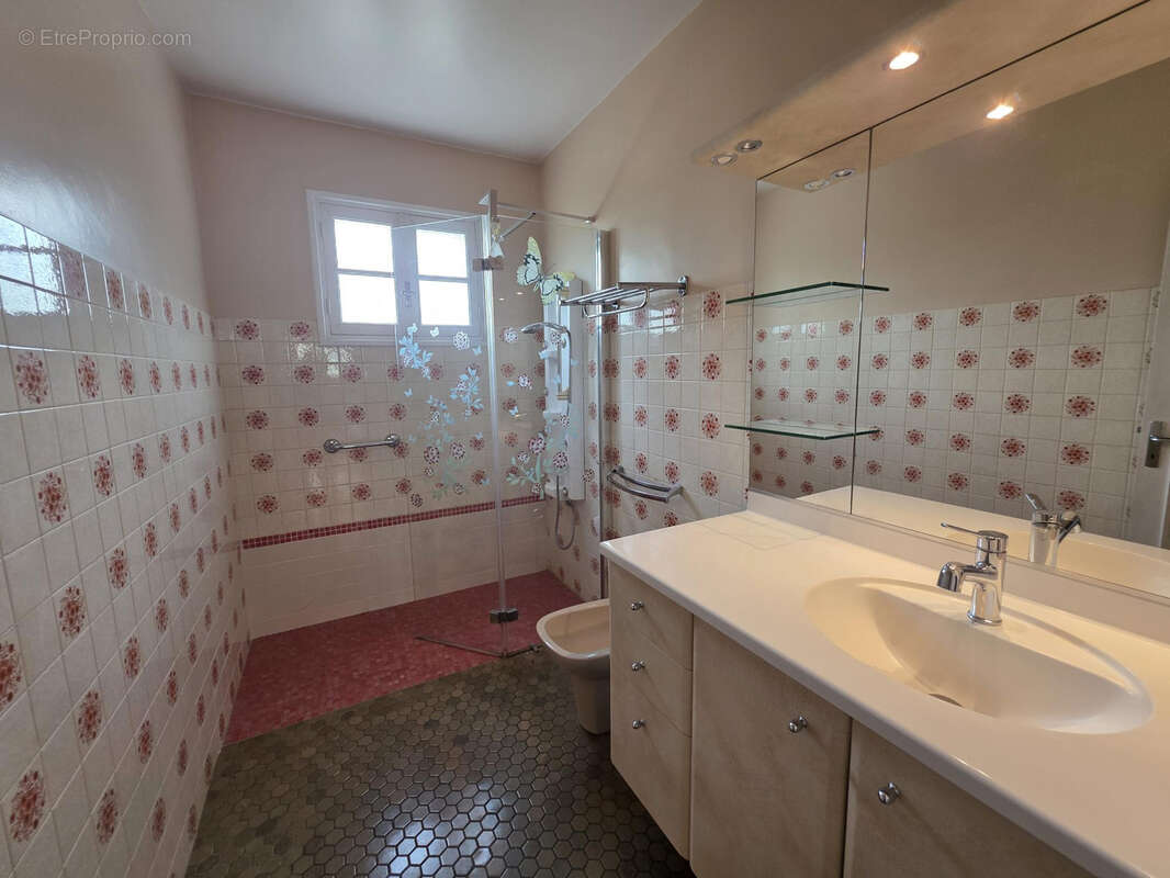 Lourdes   Maison avec deux appartements, grand garage et terrain constructible - photo 8