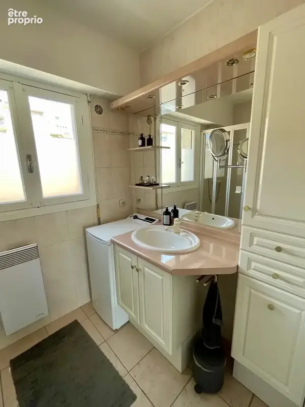 Appartement à vendre, rénové, proche port, vue mer avec terrasse - photo 11
