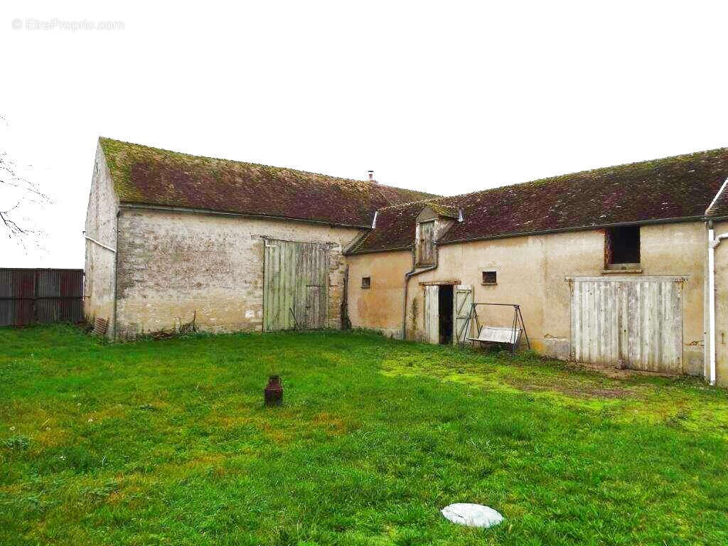 Corps de ferme avec nombreuses dépendances et terrain à bâtir   Un fort potentiel au cœur du Gâtinais - photo 2