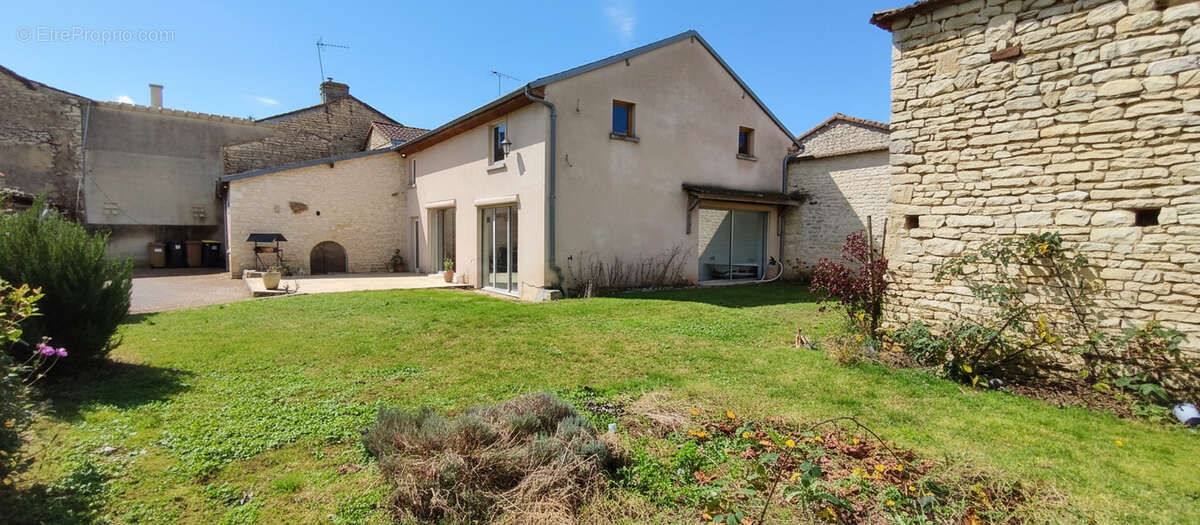 Maison à NEUVILLE-DE-POITOU