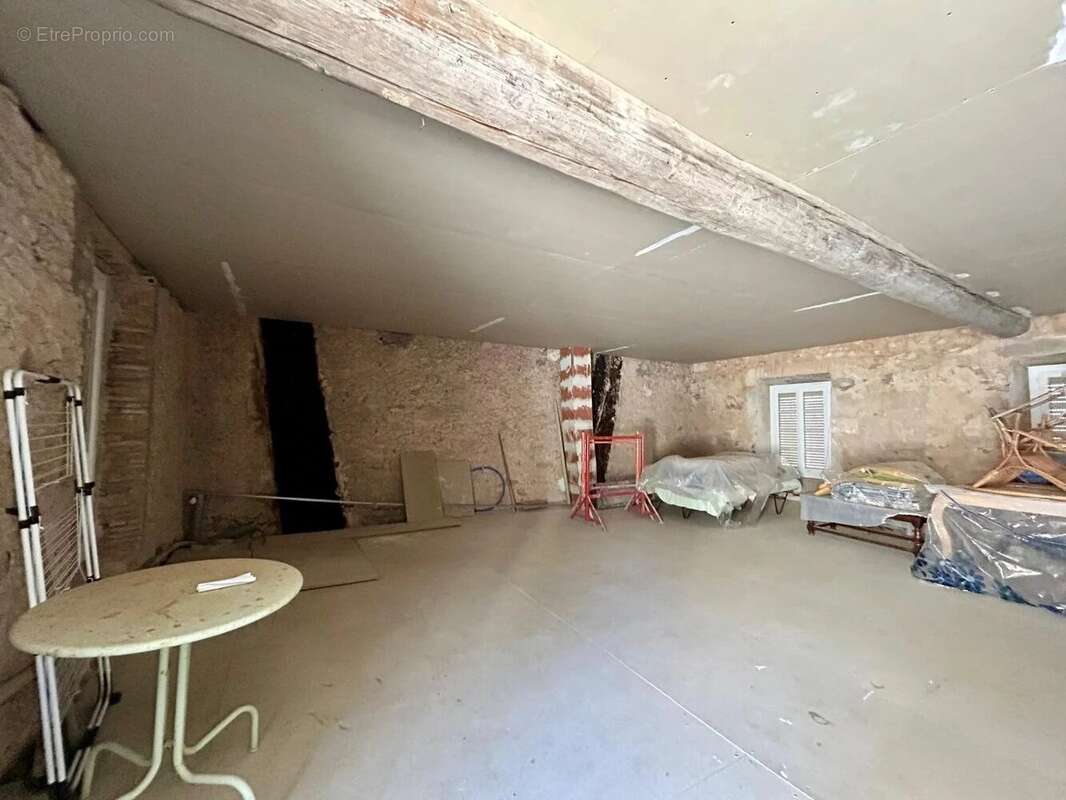 Maison à MONTOULIERS