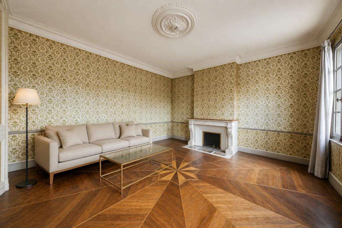 Maison 8 pièces de 400 m2 située à Saint-Médard-de-Guizières - photo 10