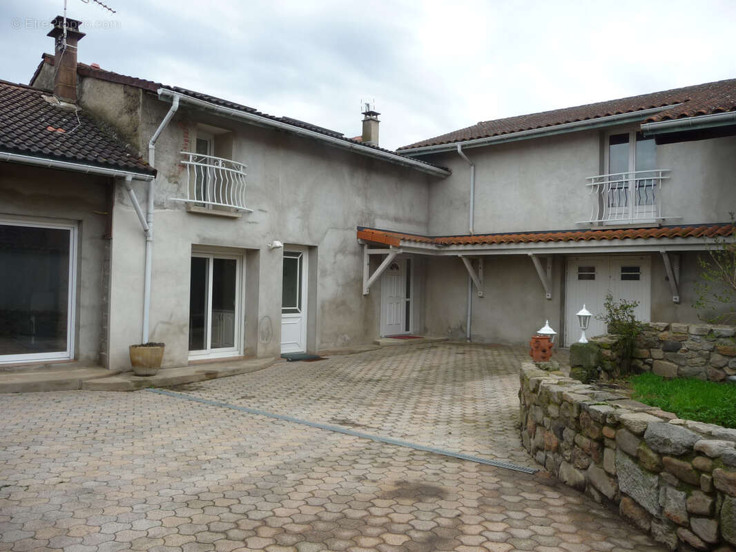 Maison à SAINT-ROMAIN-LE-PUY