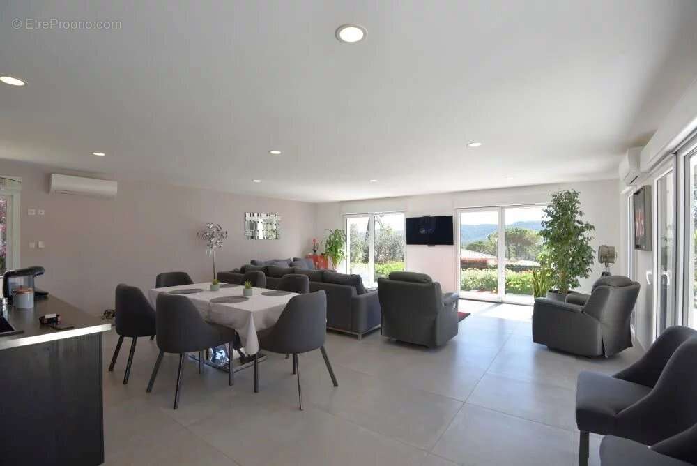 Maison à BAGNOLS-EN-FORET