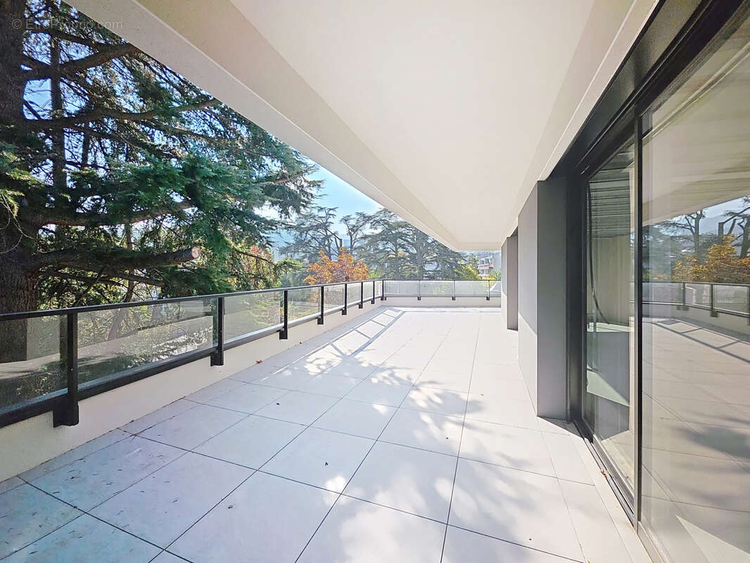 CHAMALIERES - Dernier étage, résidence de standing, T4 de 111 m2 avec avec terrasse 112 m2 et garage double - photo 3