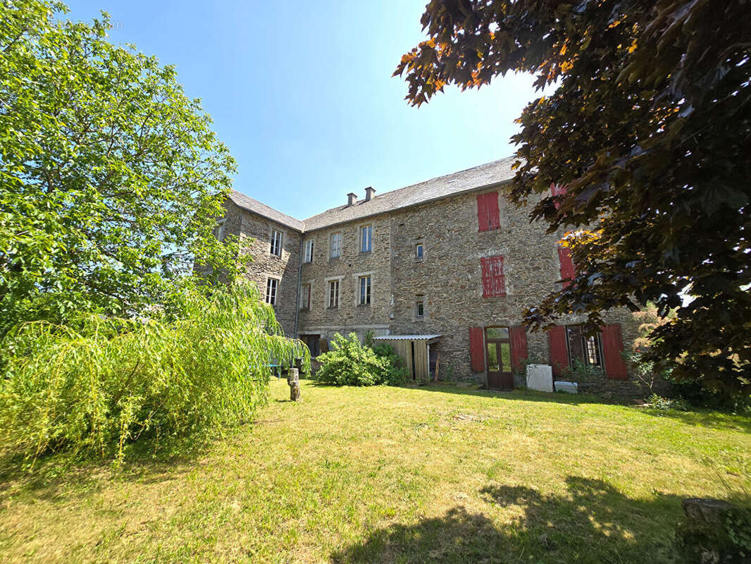 Immeuble commercial - Salles-Curan - photo 2