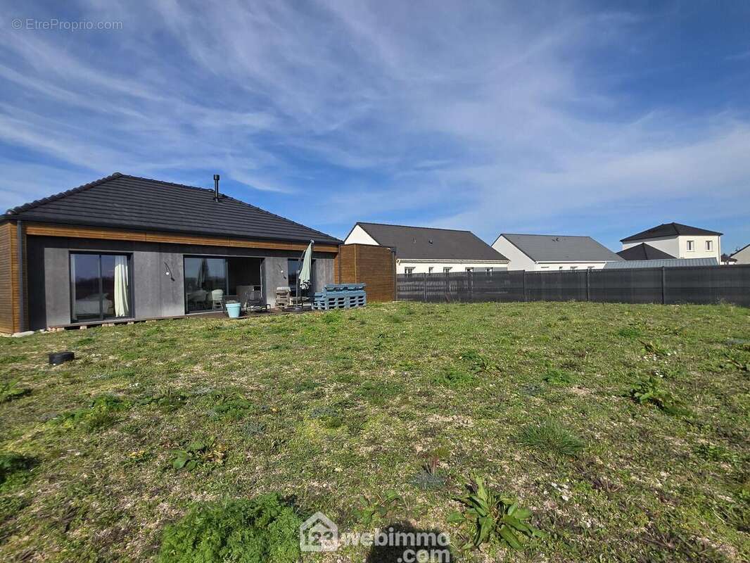 Édifiée sur une parcelle de 649 m², elle offre un bel espace exérieur à aménager selon vos envies.