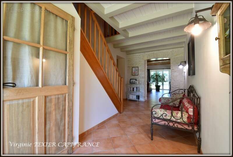 Maison à vendre 10 pièces VILLENEUVE LA COMTESSE (17) sur 4800 m² de terrain avec dépendances - photo 5