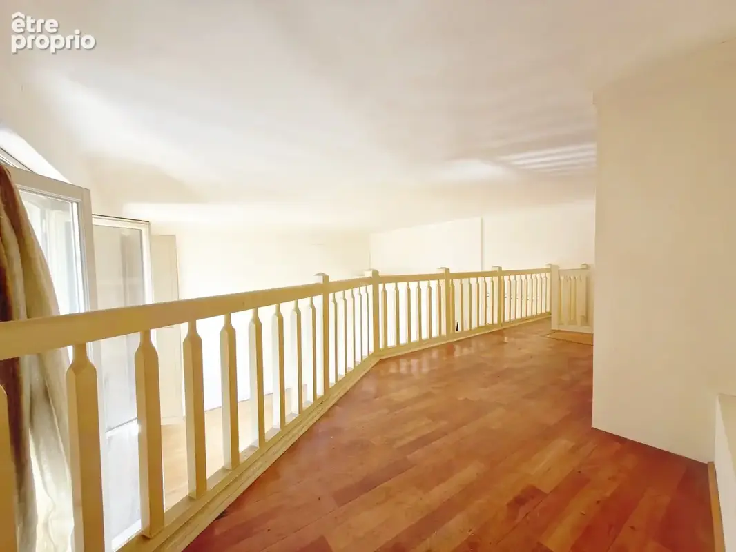 Grand studio avec très belle hauteur sous plafond - photo 7