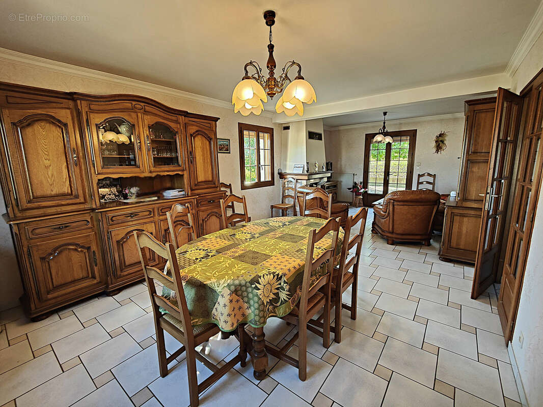 Maison à LAROCHE-SAINT-CYDROINE