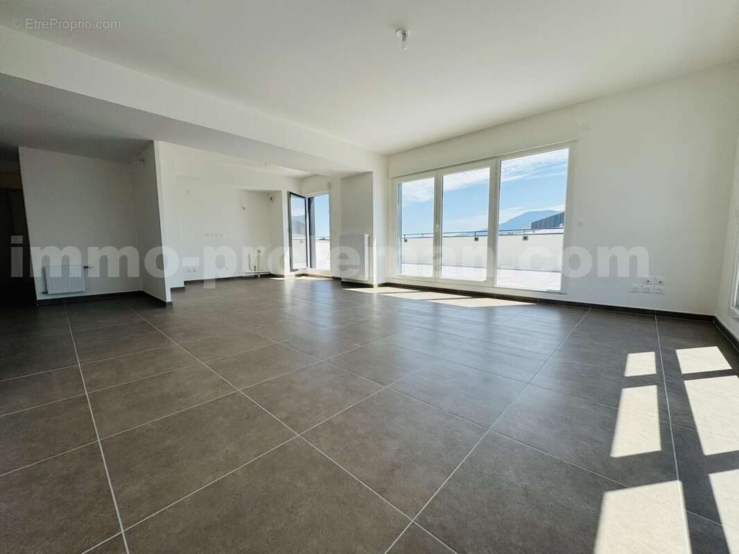 Appartement_T4_Ambilly_belle_superficie_prox_frontière_Suisse_tram_Ceva_direction_Genève_Secteur_calme_Verdoyant_Frontaliers_Cuisine_séjour - Appartement à AMBILLY