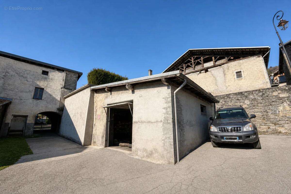 Grange et Maison Louée 300m², Fort Potentiel - photo 11